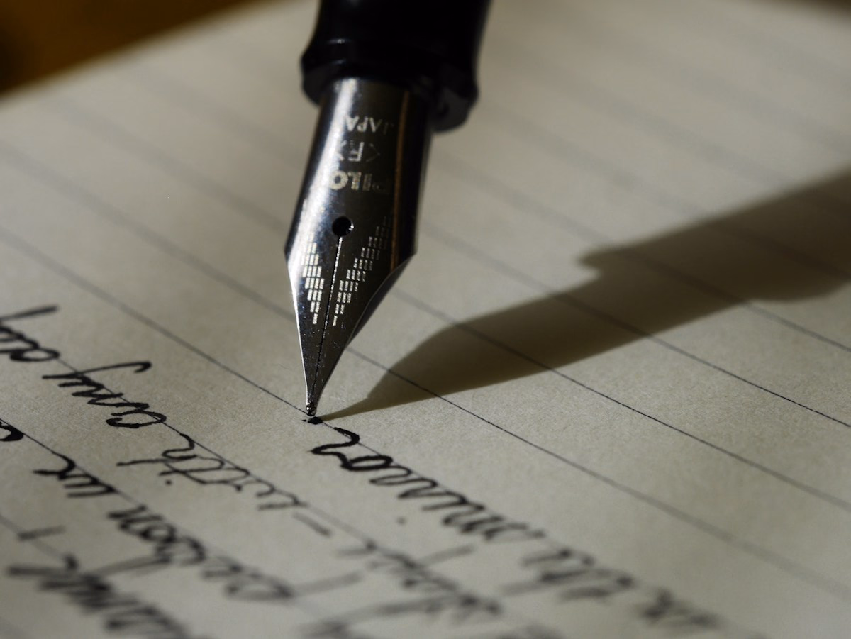 Notizbuch und Stift als Symbol für die Analyse