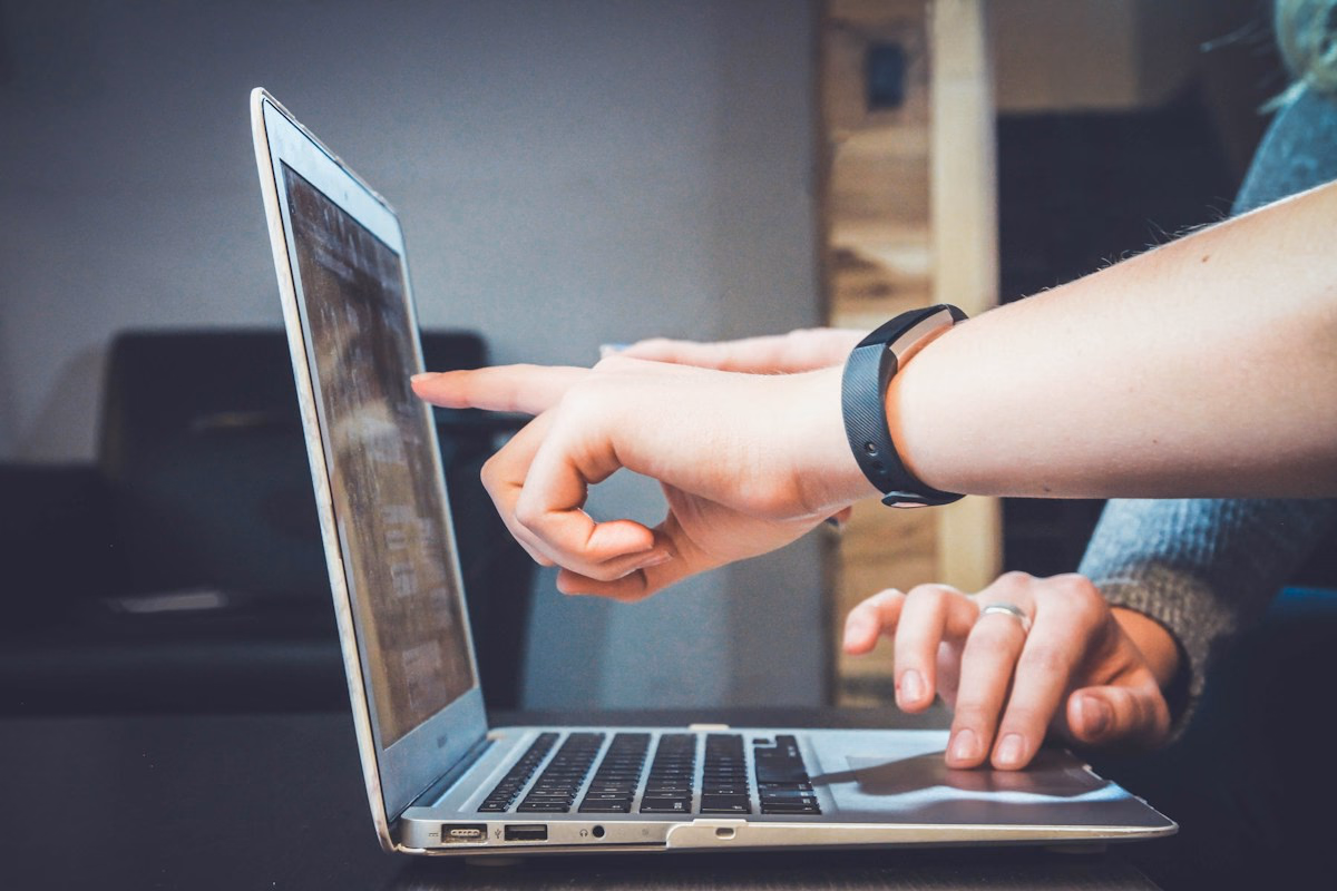 Arbeit am Laptop als Symbol für Prüfung und Übergabe