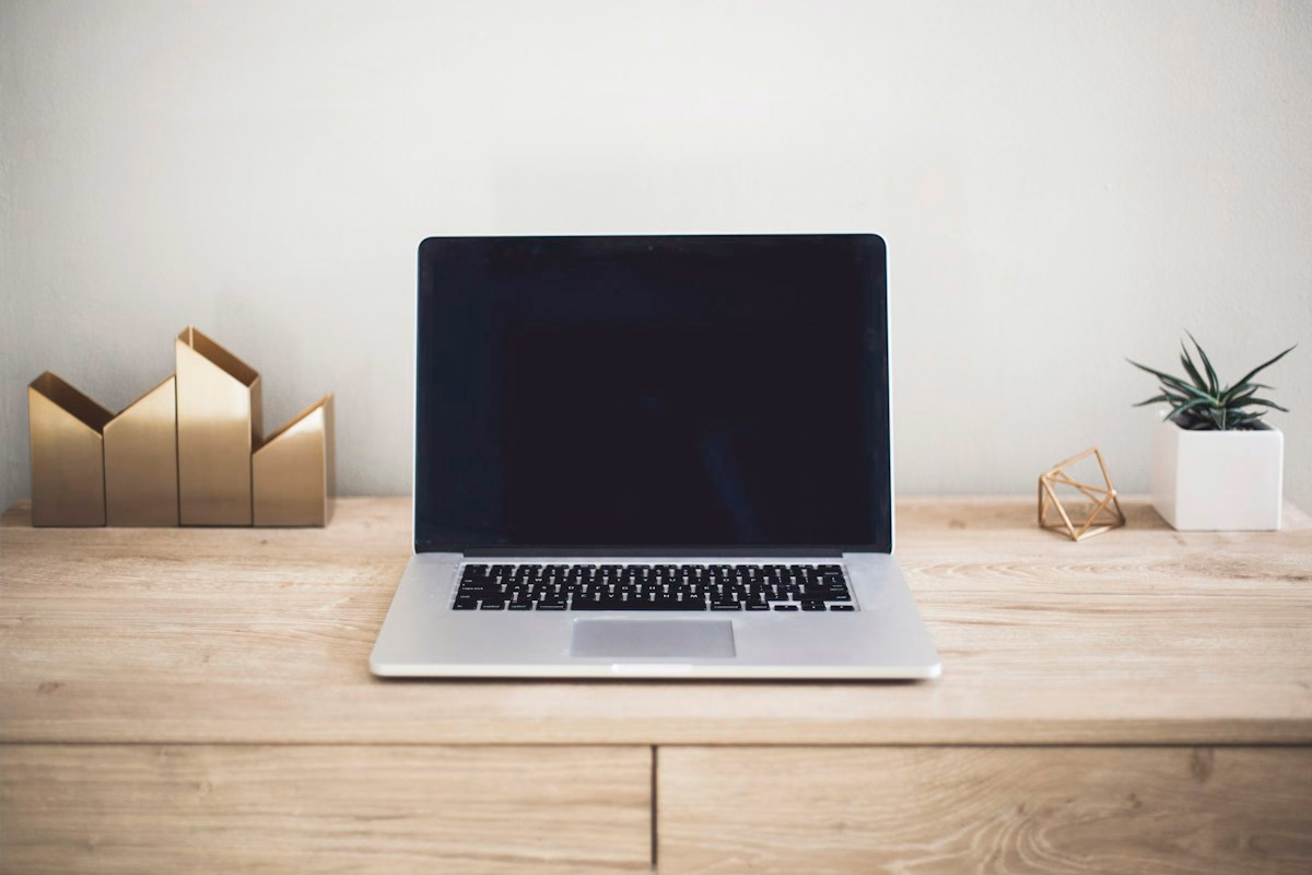 Laptop am Schreibtisch als Symbol für die technische Umsetzung