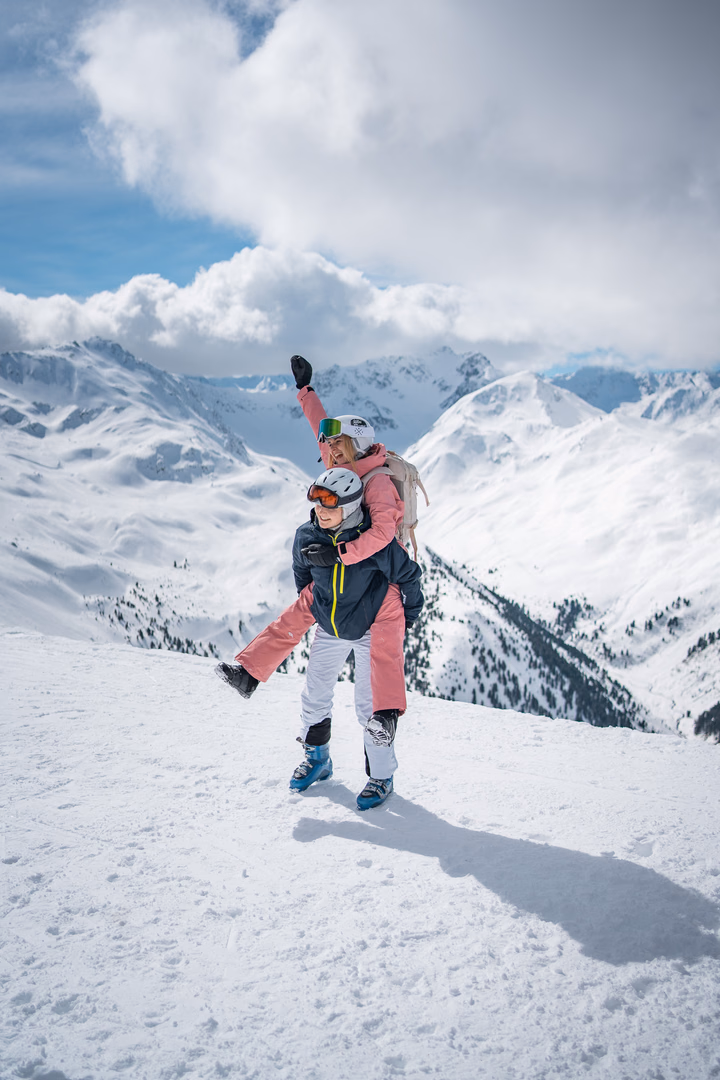 Zwei Freunde auf dem verschneiten Berggipfel mit Panorama
