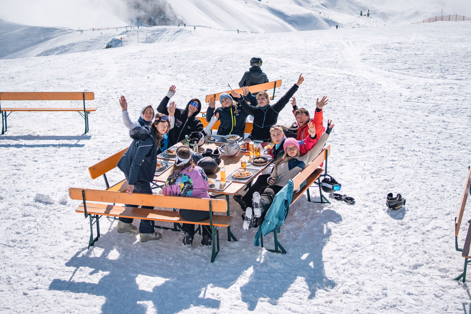 Gemeinsames Mittagessen auf der Sonnenterrasse der Berghütte im Sonnenschein